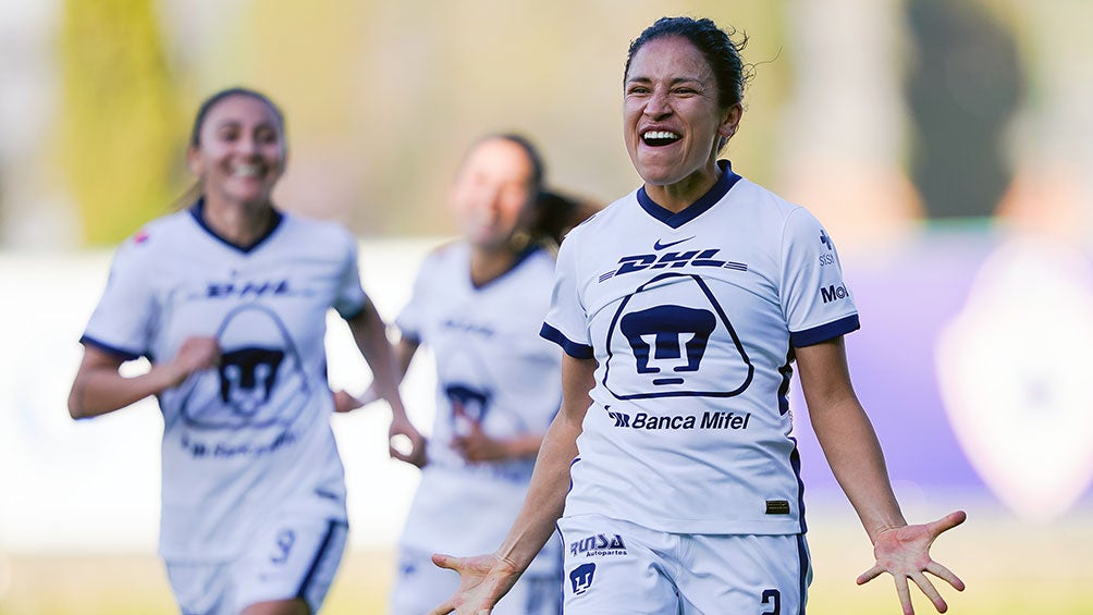 Dirce Delgado festeja un gol con los Pumas 