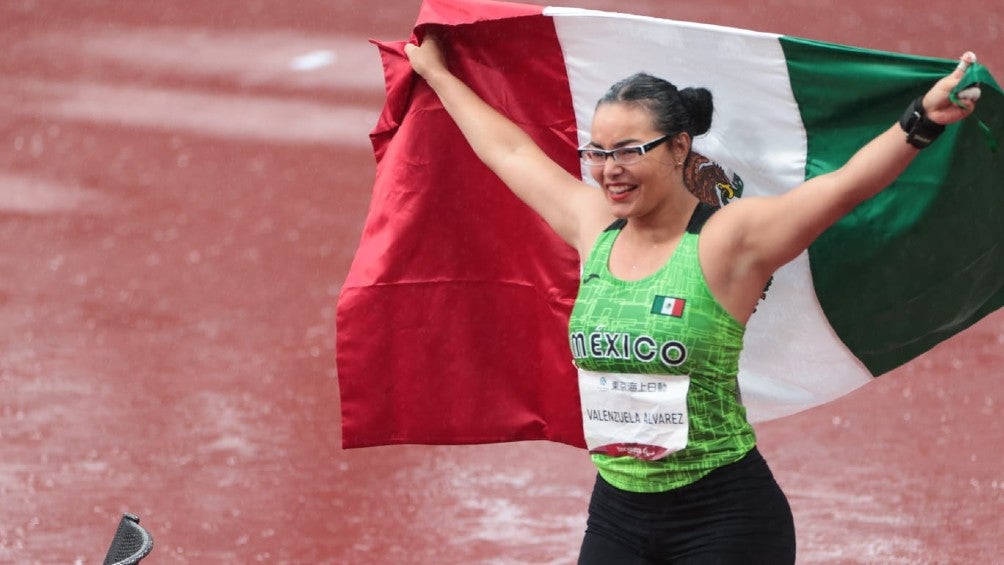 Rebeca Valenzuela celebra con la bandera de México