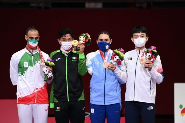 Juan Diego García en el podio con el Oro en los Juegos Paralímpicos de Tokio 2020