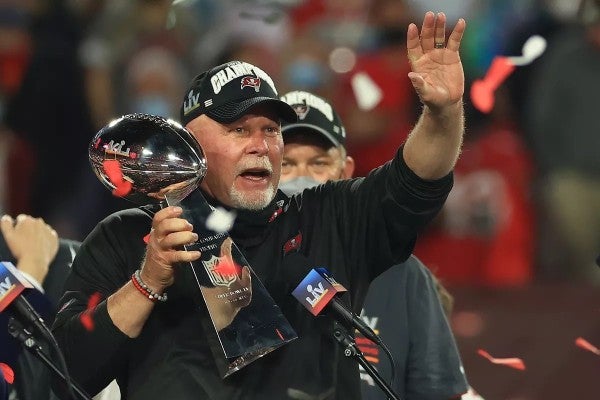 Bruce Arians celebra durante el Super Bowl