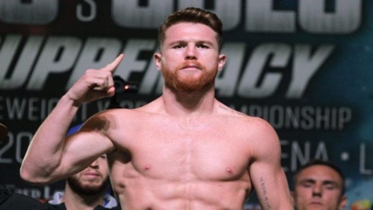 Canelo en la ceremonia de pesaje de una pelea