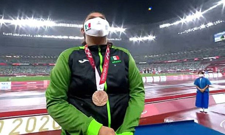 Rosa Carolina Castro ve con orgullo en lo alto la bandera de Méxiclo