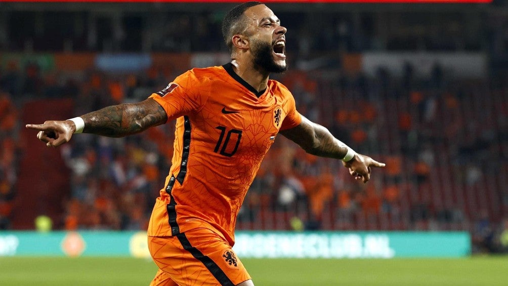 Memphis Depay celebra anotación con Países Bajos