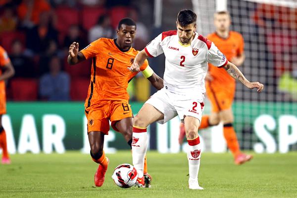  Georginio Wijnaldum en acción frente a Montenegro