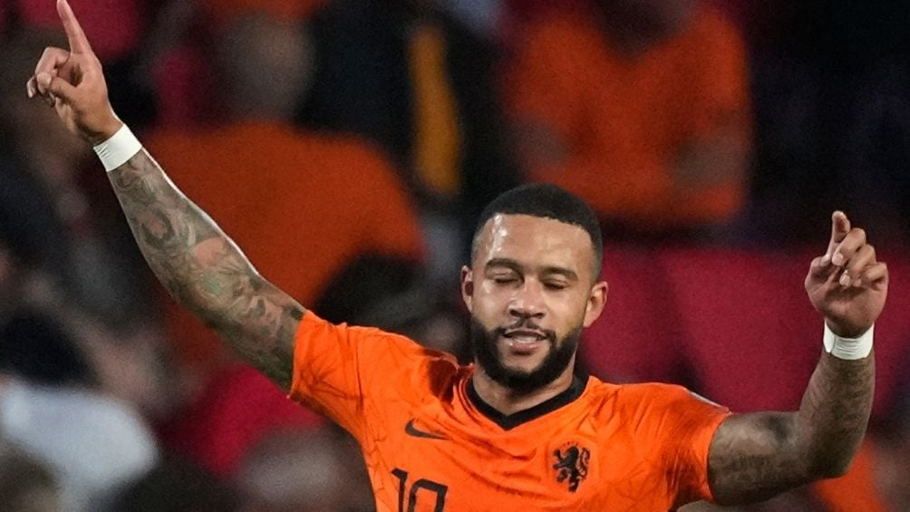 Depay en el juego ante Montenegro