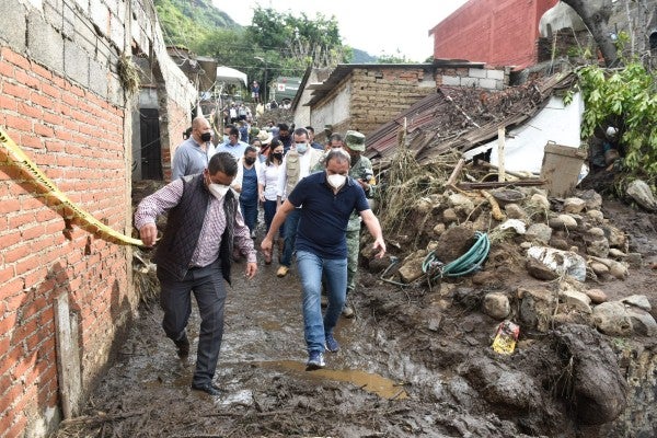 Cuauhtémoc Blanco camina en la zona afectada