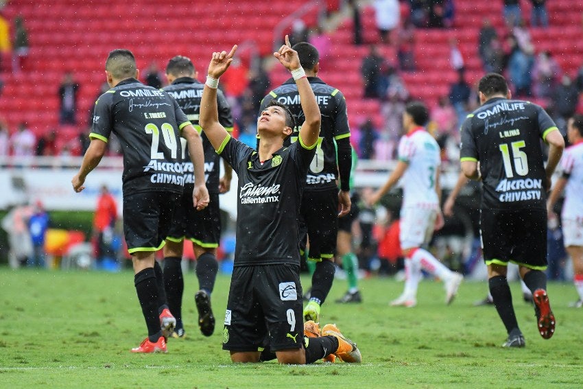 Jugadores de Chivas festejando un gol a favor