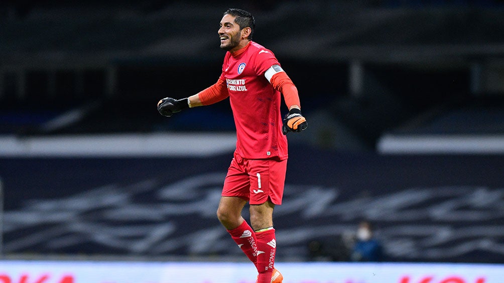 Jesús Corona en un partido con Cruz Azul