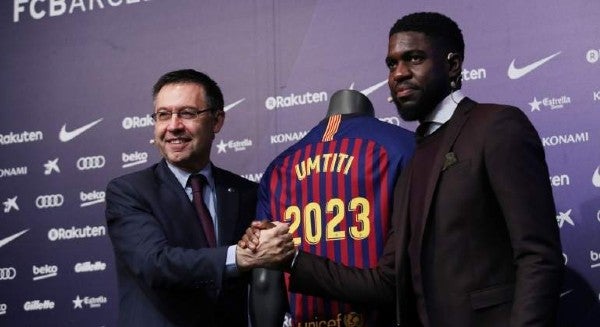 Samuel Umtiti en su renovación con el Barcelona