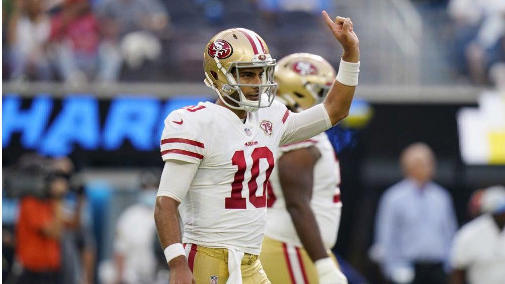 Jimmy Garoppolo da indicación en un juego