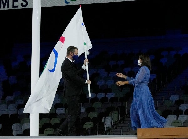 Anne Hidalgo recibió la bandera paralímpica