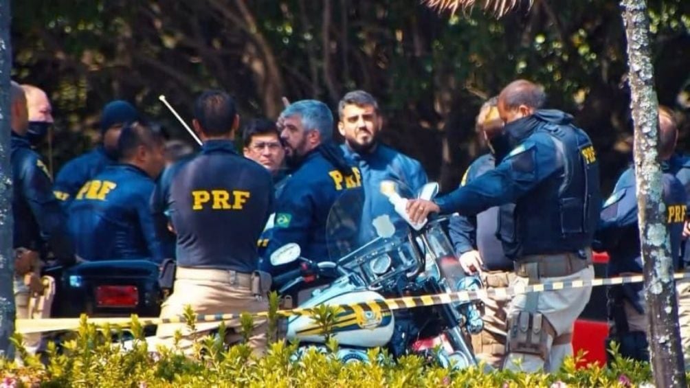 Policías brasileños afuera del hotel de concentración argentino