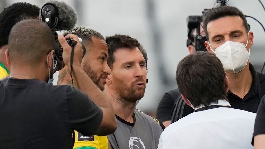 Neymar, Messi y Scaloni discuten con una persona 