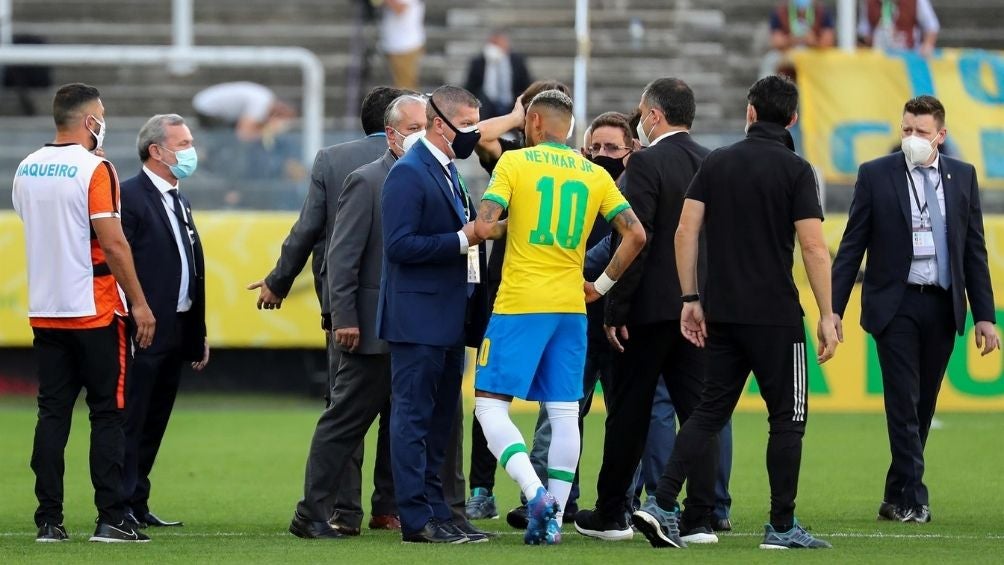 Jugadores se retiran de la cancha