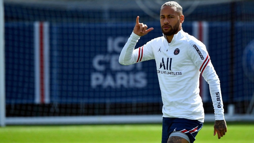 Neymar posa durante entrenamiento del PSG