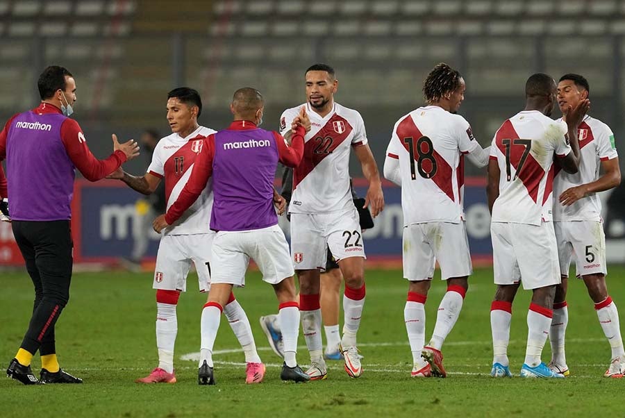 Peruanos, tras vencer a la Vinotinto