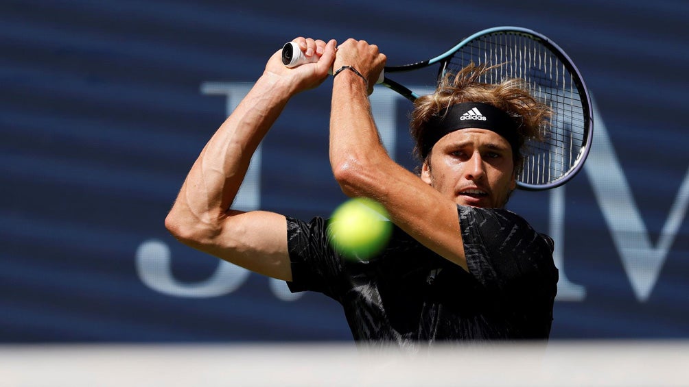 Alexander Zverev en acción ante Jannik Sinne