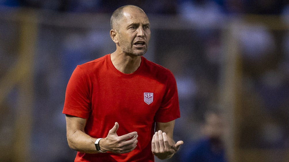 Gregg Berhalter dirigiendo a sus pupilos