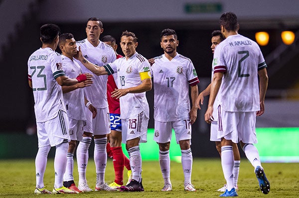 Jugadores de México en el partido ante los ticos