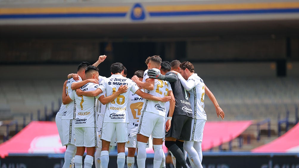 Jugadores de Pumas previo a un partido en CU