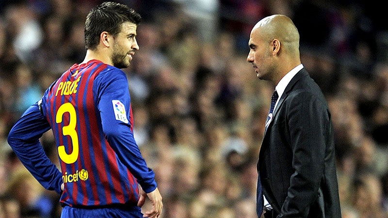 Gerard Piqué charla con Pep Guardiola 