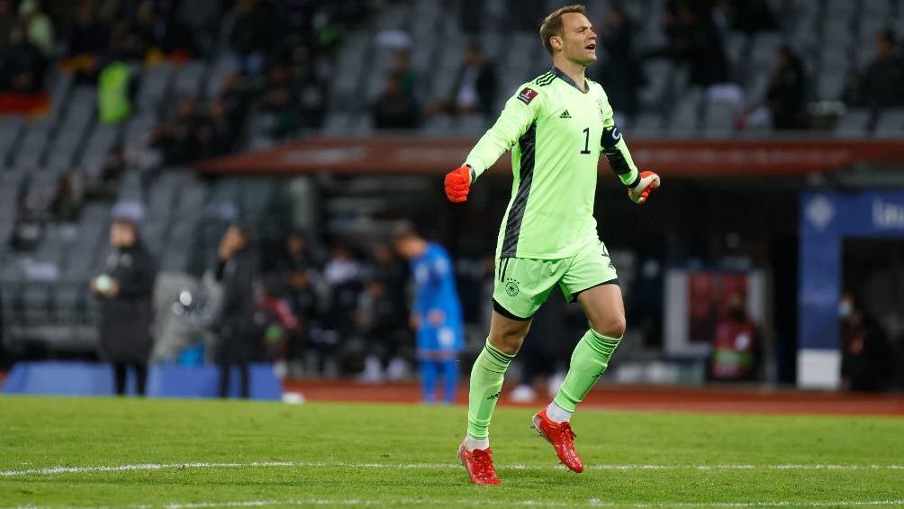 Neuer festejando el primer gol del partido