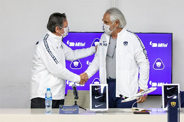 Miguel Mejía Barón en su presentación con Pumas 