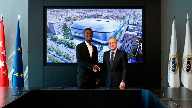 El francés en su presentación con el club blanco