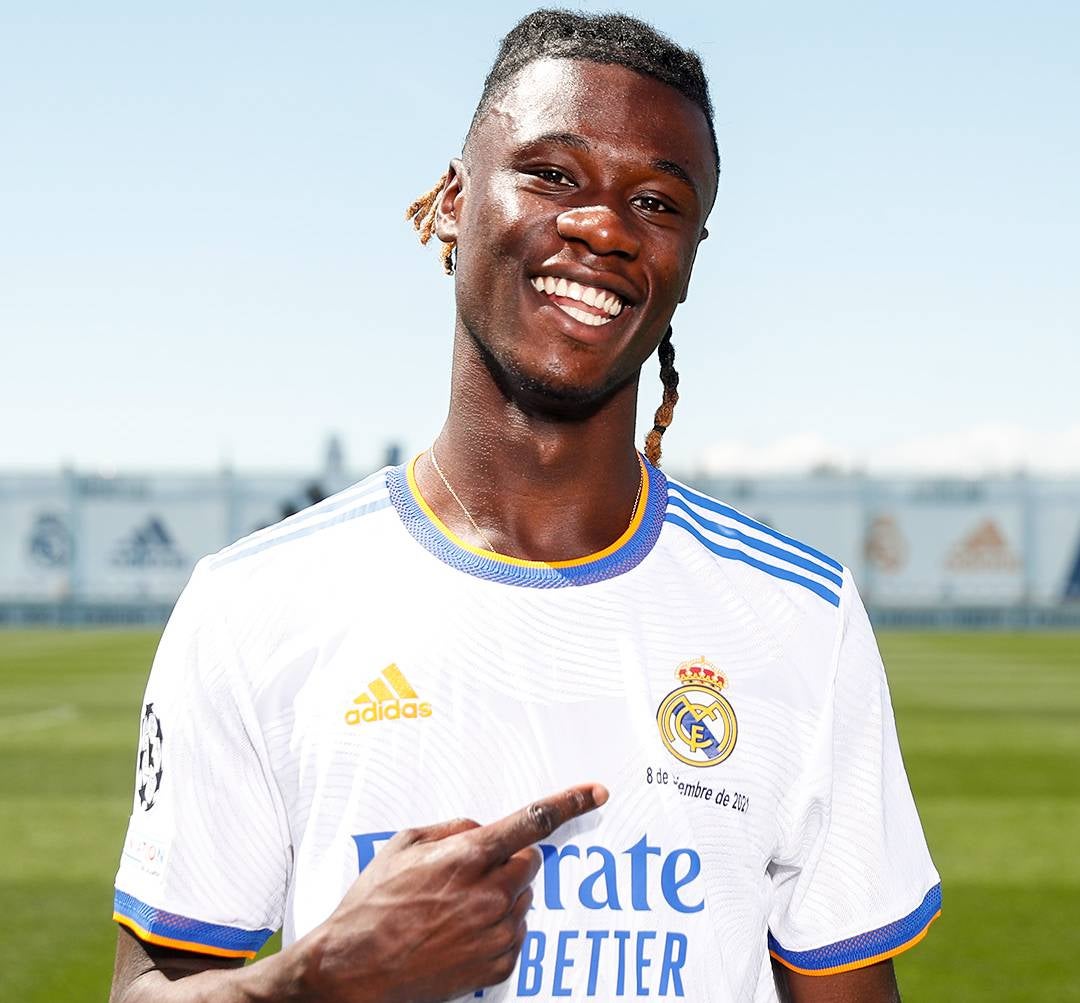 Camavinga posando con el jersey del Real Madrid en su primer día