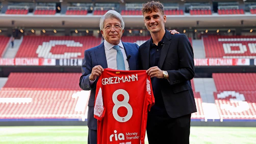 Griezmann en su presentación con el Atlético de Madrid con su nuevo dorsal