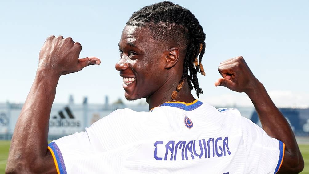 Camavinga posando con la nueva camiseta del Real Madrid