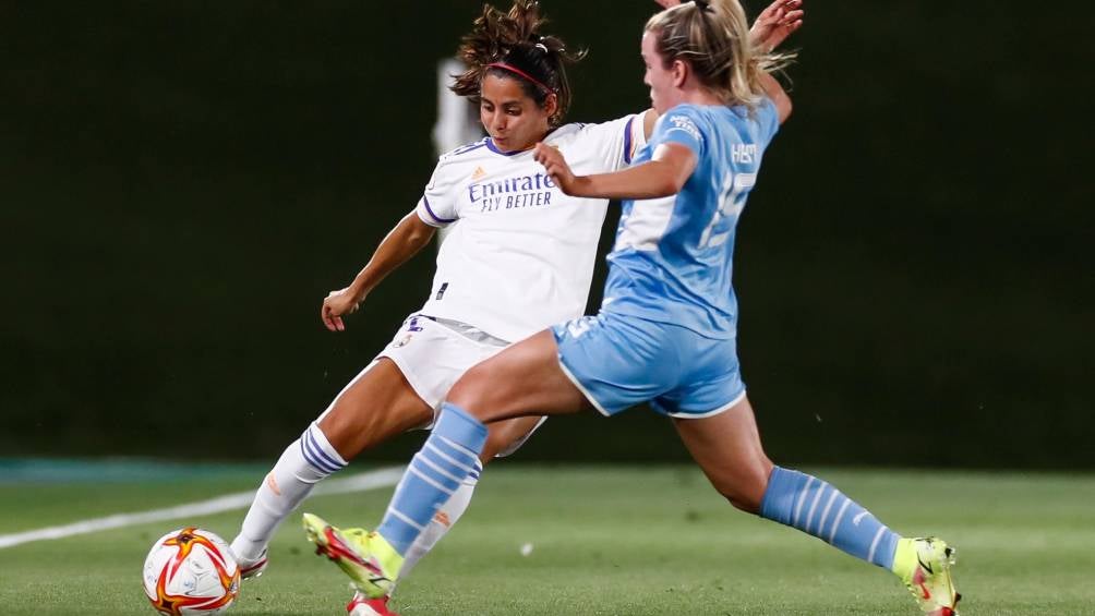 Kenti Robles durante el partido contra el Manchester City