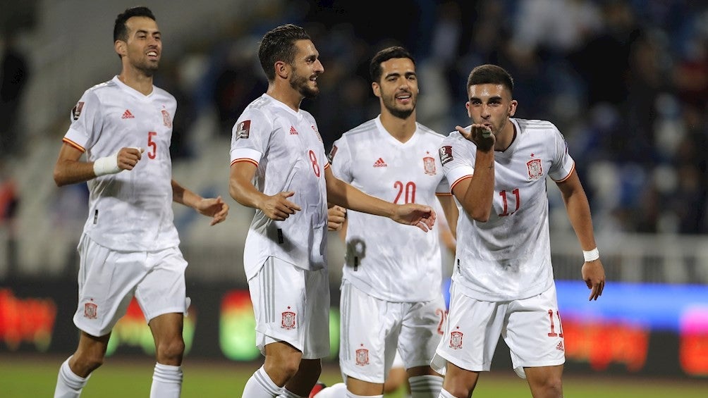 Jugadores españoles celebran gol vs Kosovo