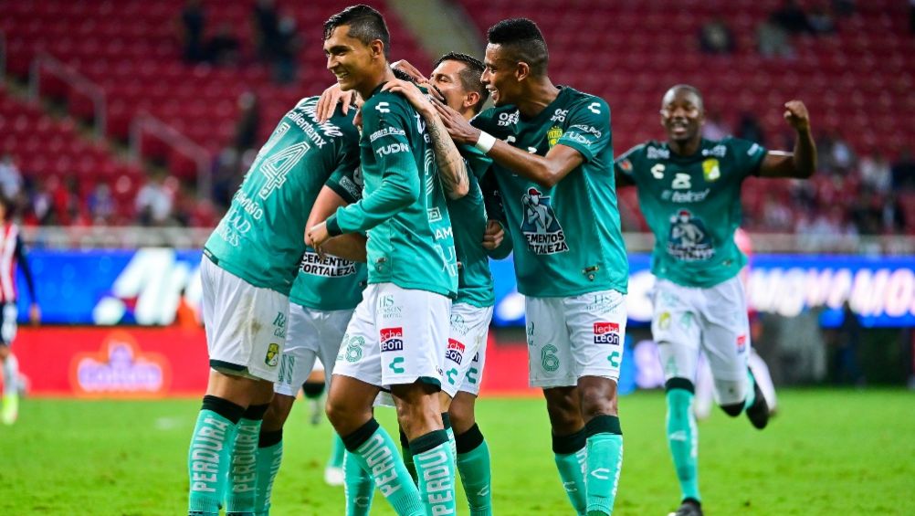 Jugadores del León festejando un gol a favor sobre Chivas