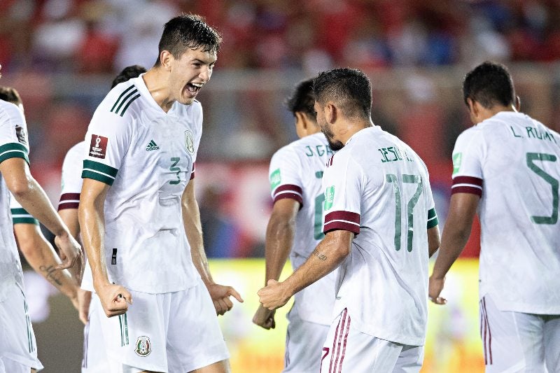 Montes y Tecatito en festejo con México