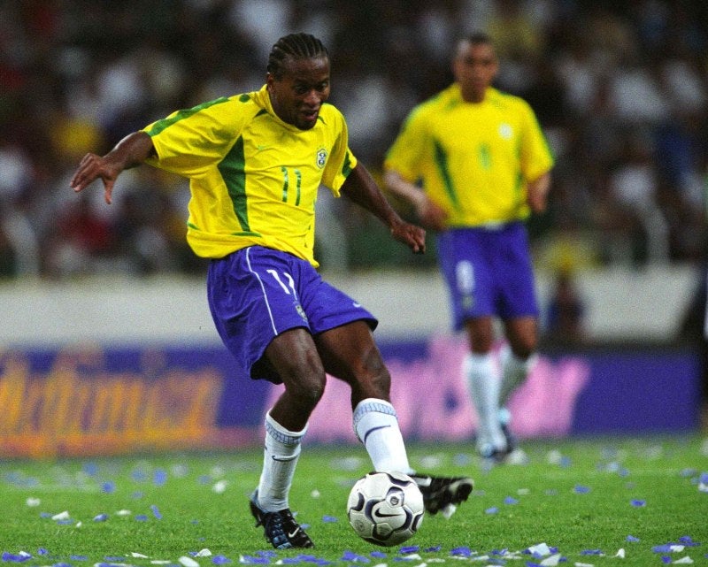 Zé Roberto durante un partido con Brasil