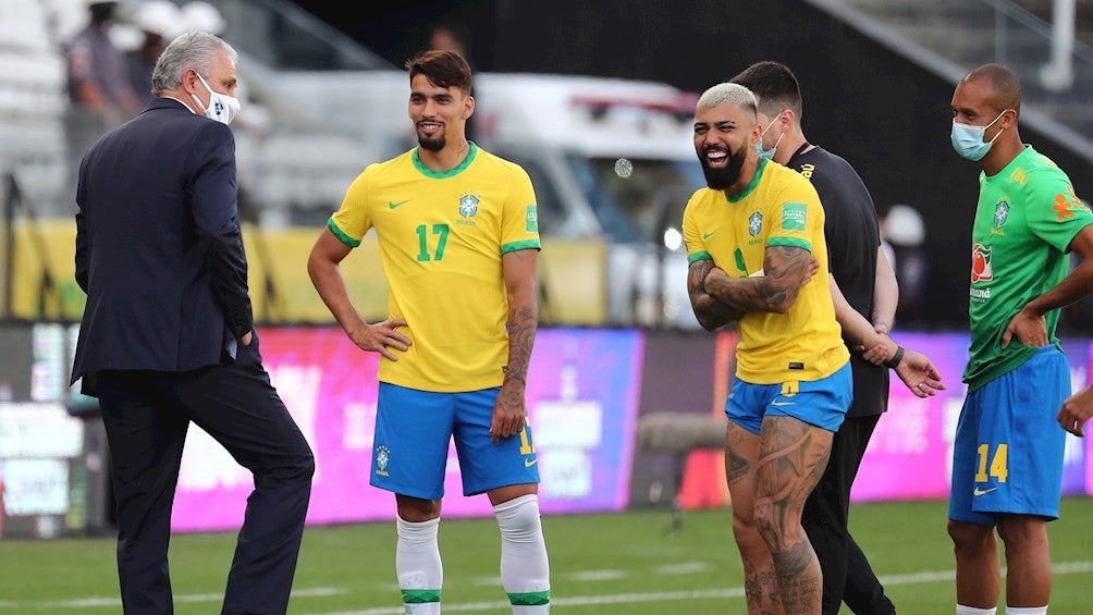 Tite platicando con sus jugadores