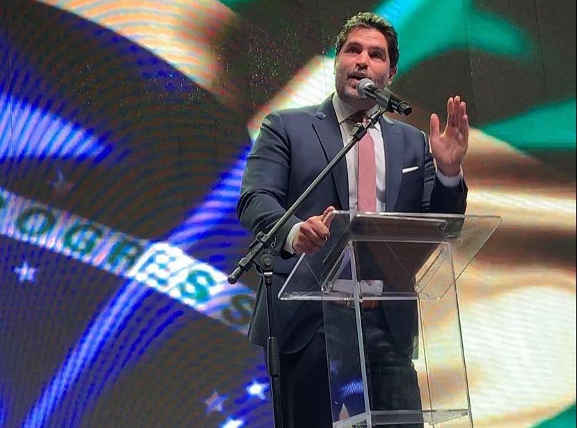 Eduardo Verástegui en una conferencia 