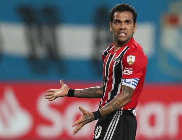 Dani Alves durante un partido en la liga de Brasil