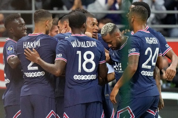 Kylian Mbappé celebra junto a sus compañeros