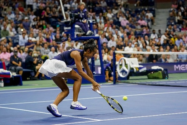 Leylah Fernández en acción durante el US Open 2021