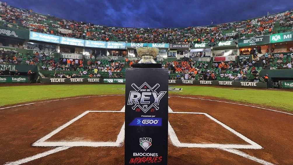 El trofeo de la Serie del Rey en el estadio de los Leones