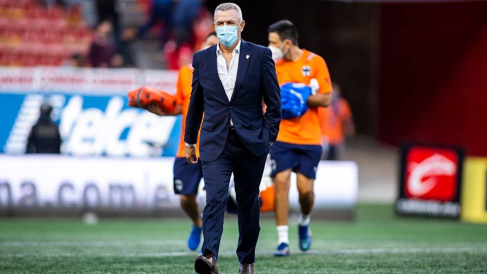 Javier Aguirre durante un partido con Rayados