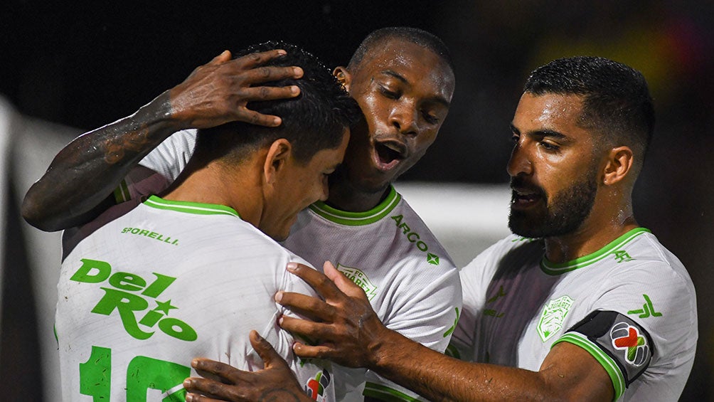 Jugadores de Juárez festejan un gol