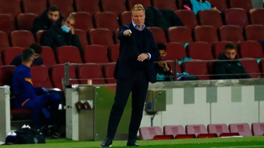 Ronald Koeman dando indicaciones en un partido del Barcelona