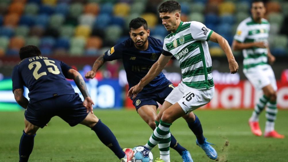 Tecatito Corona durante en acción ante Sporting