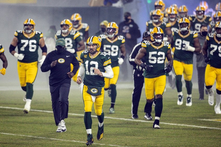 Aaron Rodgers comandando a los Packers previo a un juego de la NFL