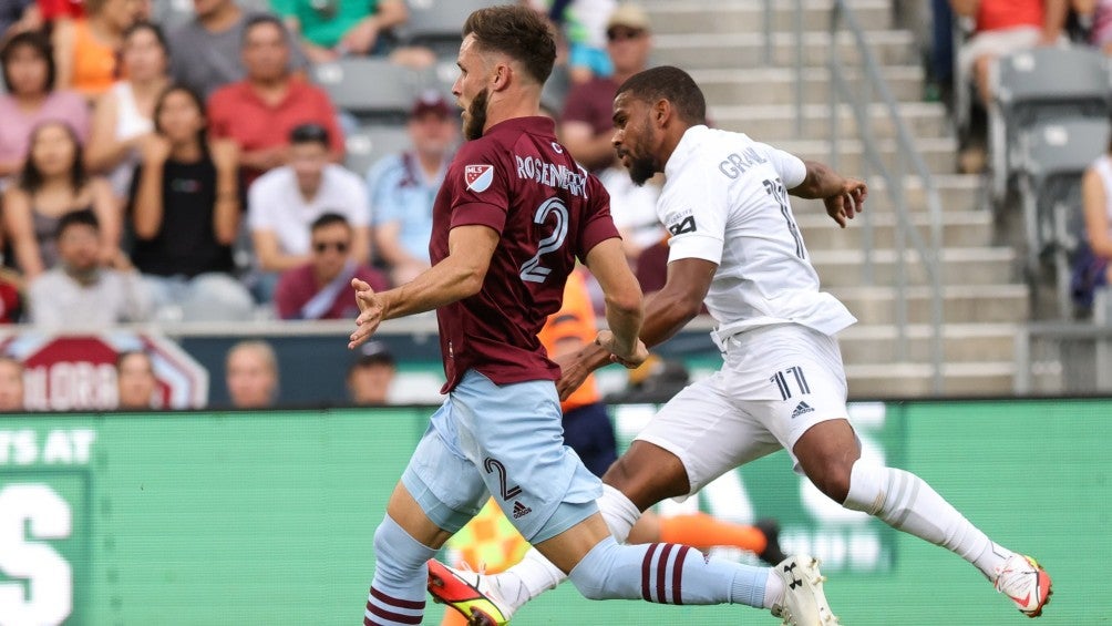 Rosenberry de Colorado pelea el balón frente a Grandsir del Galaxy