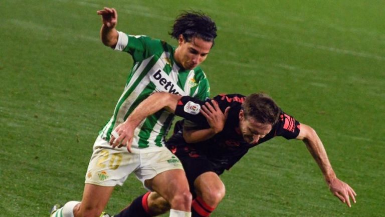 Diego Lainez durante un partido con el Betis 