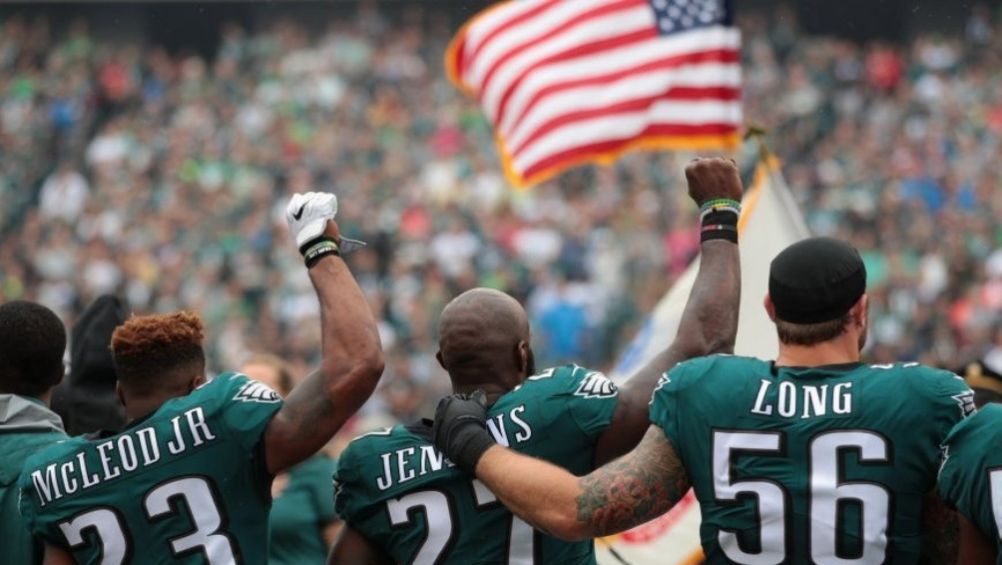 Jugadores de Eagles previo a un partido de la NFL